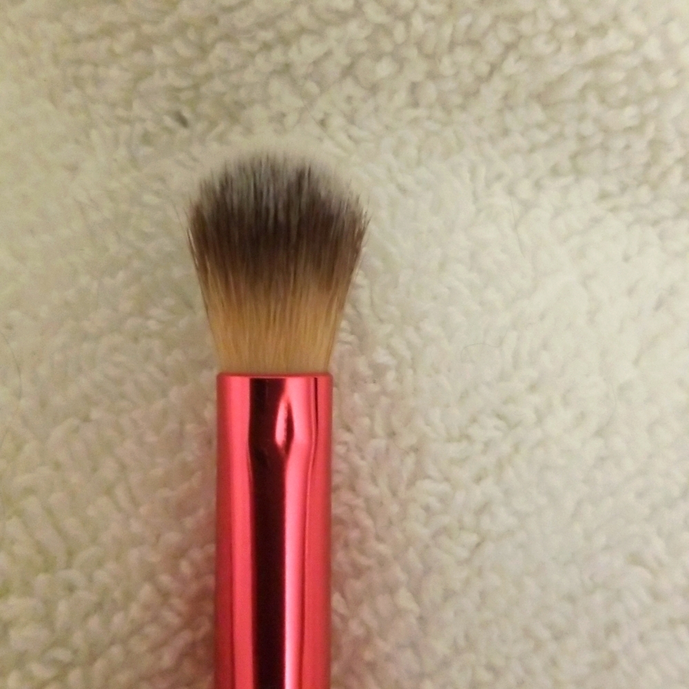 4/25 uncle item. Luna Magic Always On Point Eyeshadow Brush 444